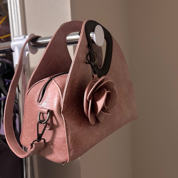 Elegant Pastel Pink Distressed Faux Leather Handbag with Floral Accent - Picture 2 of 3